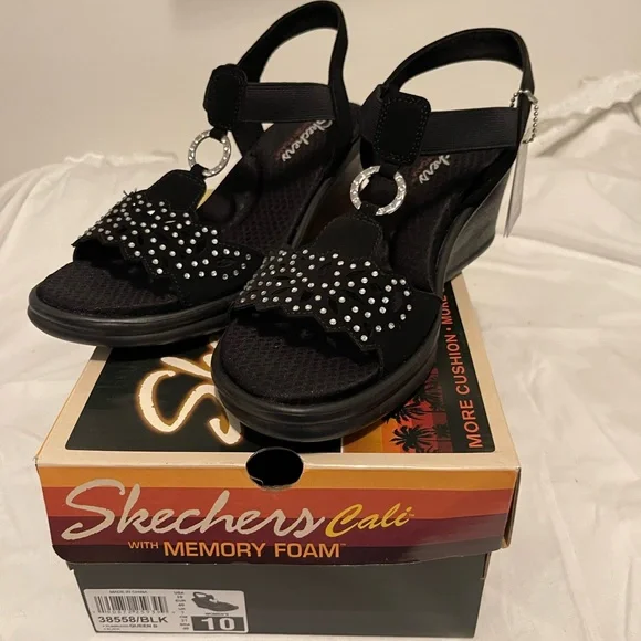 Sketchers ramblers, queen bee, black in color size